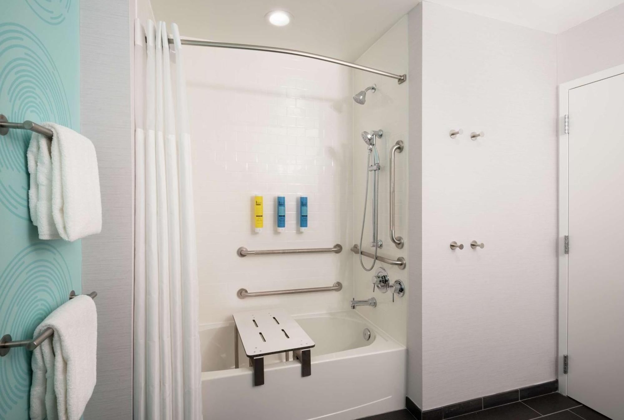 Hotel Tru By Hilton Harbor East 3*